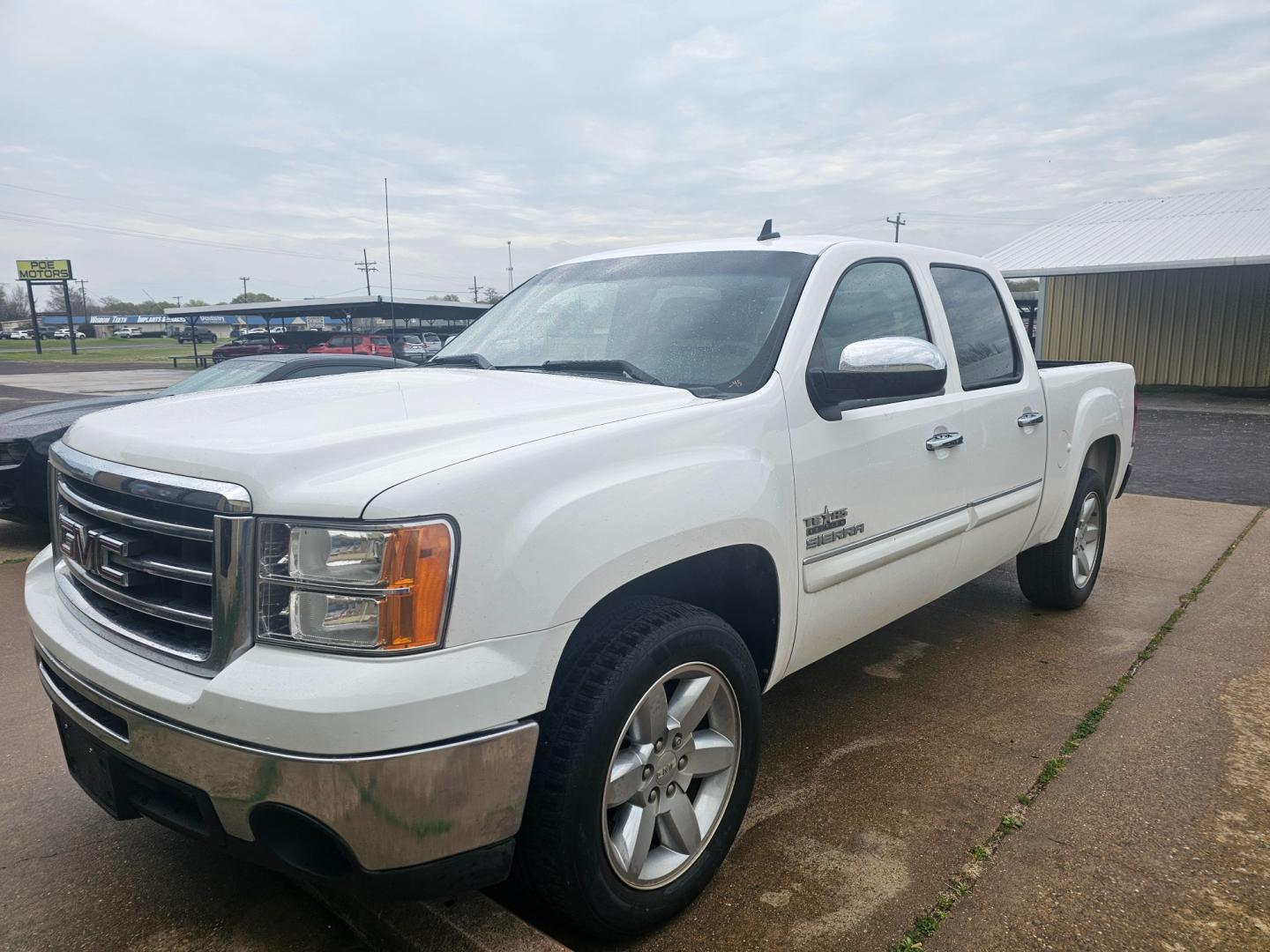 2013 WHITE GMC Sierra 1500 SLE Crew Cab 2WD (3GTP1VE01DG) with an 5.3L V8 OHV 16V FFV engine, 6-Speed Automatic transmission, located at 533 S Seven Points BLVD, Seven Points, TX, 75143, (430) 255-4030, 32.313999, -96.209351 - Photo#0